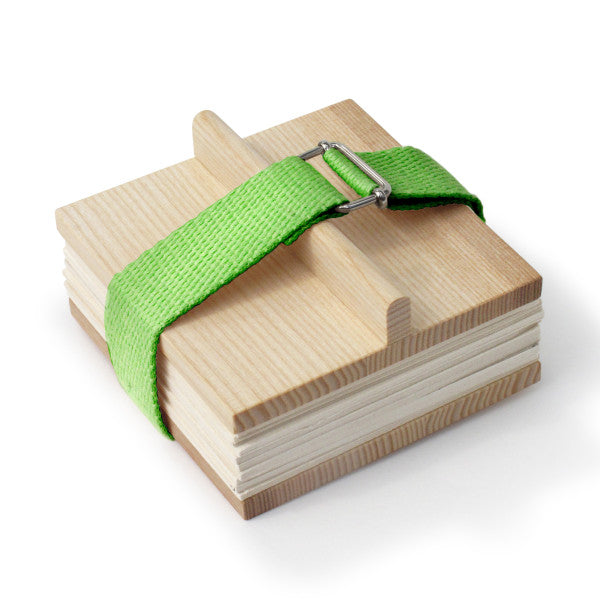 Blumenpresse aus Holz mit Gurtband gruen